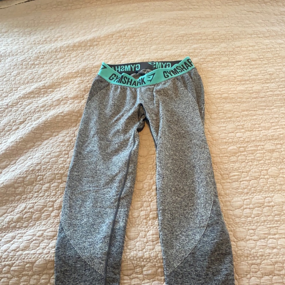 Gym shark leggings
